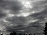 Wolken 12  Eine gewaltige Regenfront nahte am 07.08.2011 &uuml;ber Lonsee. Die Wolkenformen sehen schon fast wie Mamatuswolken aus.