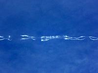 Wolken 30  Kondensstreifen eines Flugzeugs mit witziger Kromosomen-Form, gesehen am 01.02.2014 bei Heidenheim.