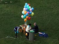 Menschen 11  Hier wird ein Ballon-Massenstart vorbereitet der wnig sp&auml;ter auch am 21.09.2013 im Steinernen Meer bei Steinheim stattfand. Die Geschichte dahinter werden wir nicht erfahren.