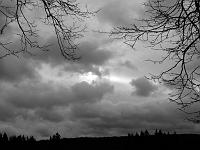 Wolken 34  Bedr&uuml;ckende Wetterstimmung am 25.12.2014 bei Eybach nahe Geislingen an der Steige.